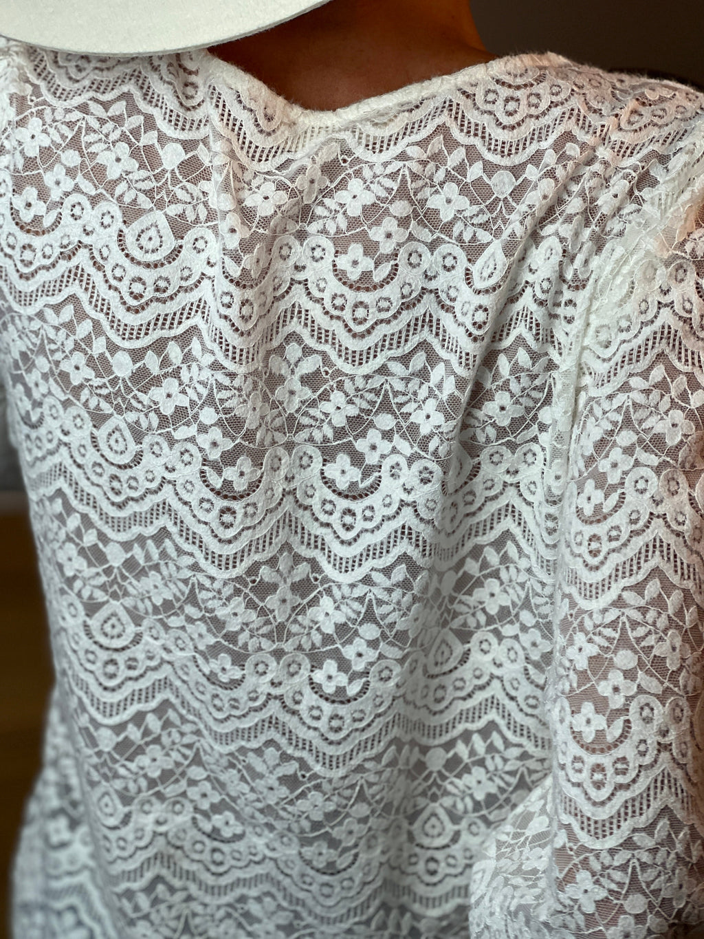 Hippoline – Elegante Spitzenbluse Bennet & Stone London