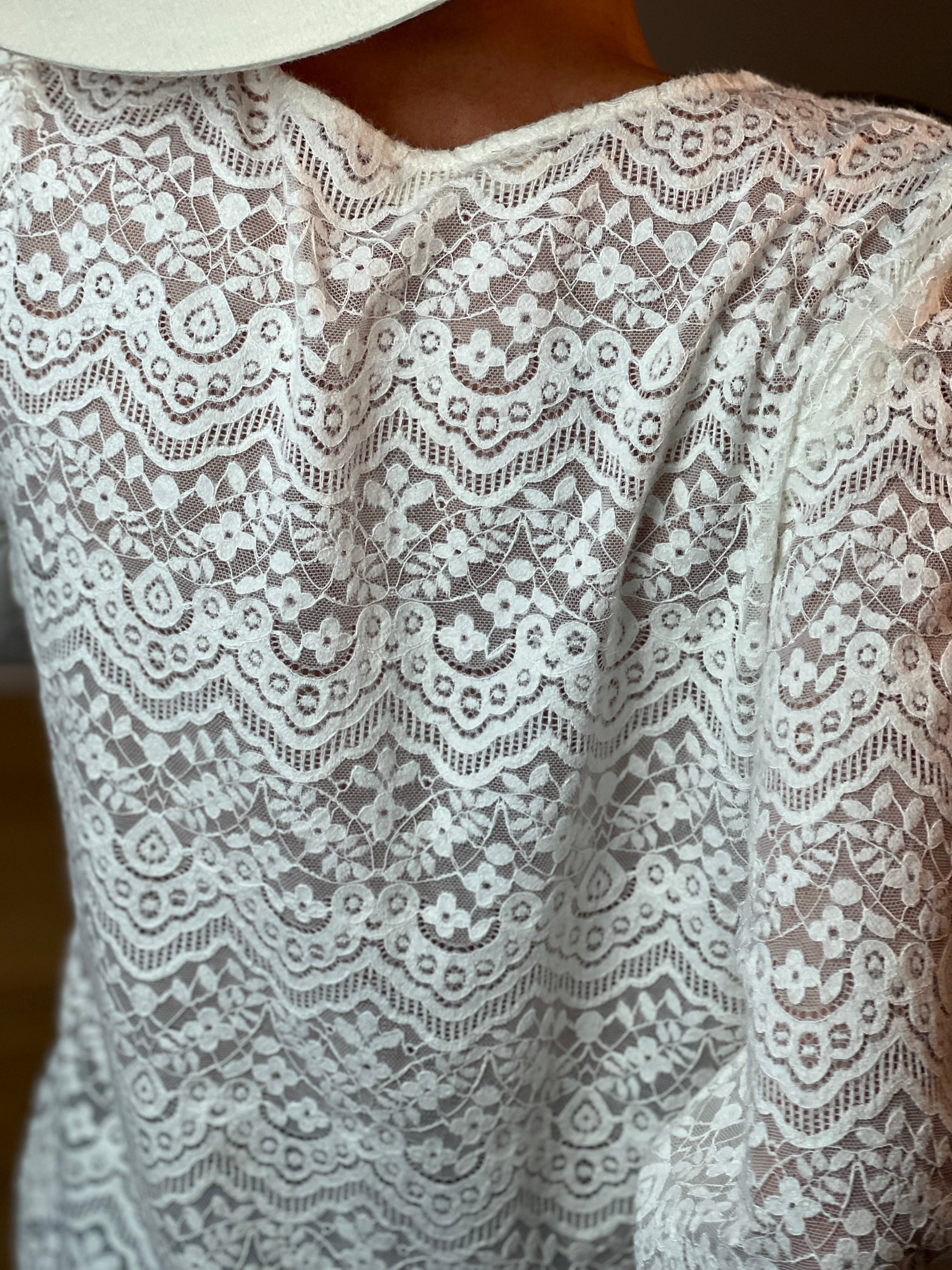 Hippoline – Elegante Spitzenbluse Bennet & Stone London