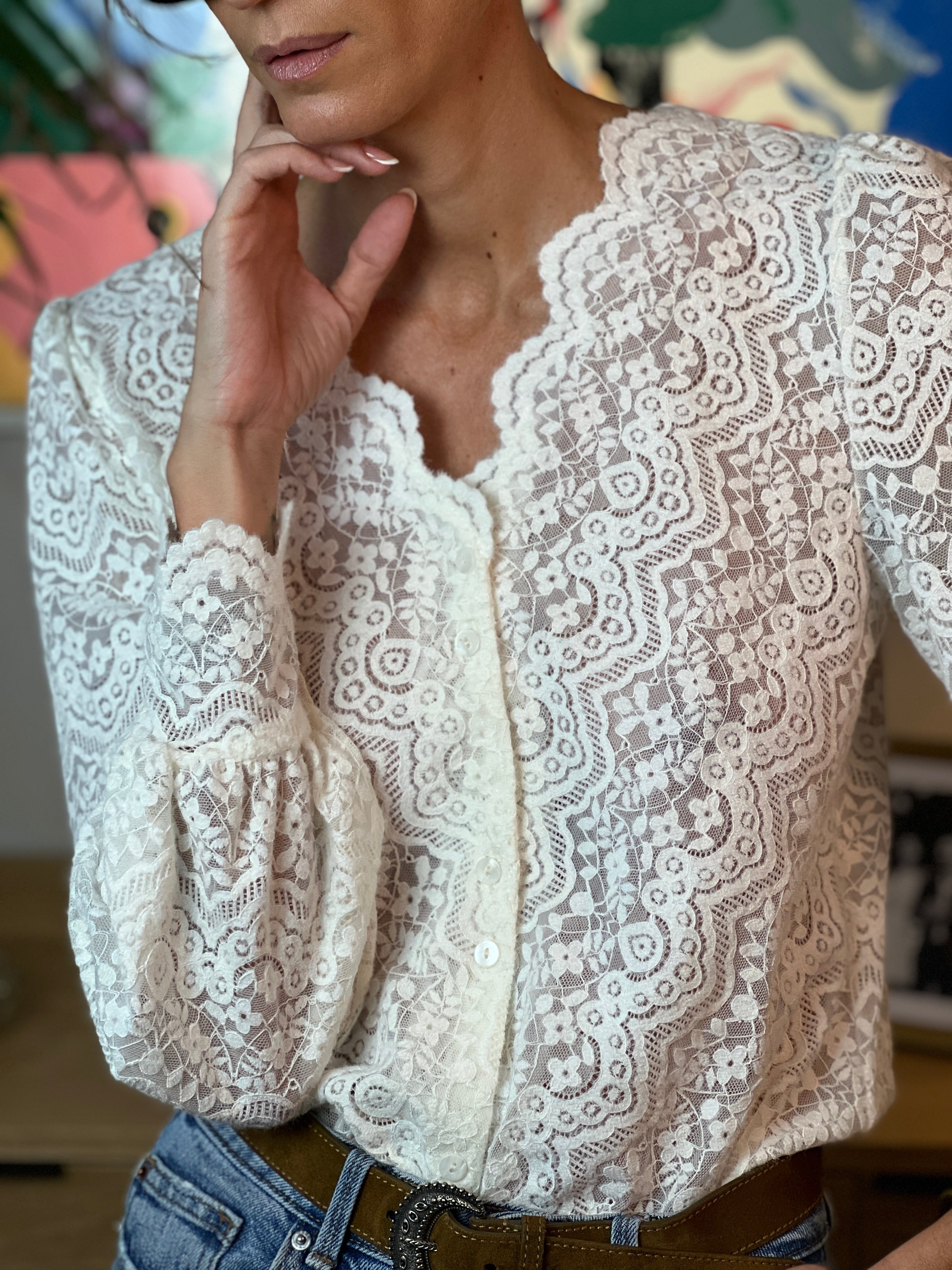 Hippoline – Elegante Spitzenbluse Bennet & Stone London
