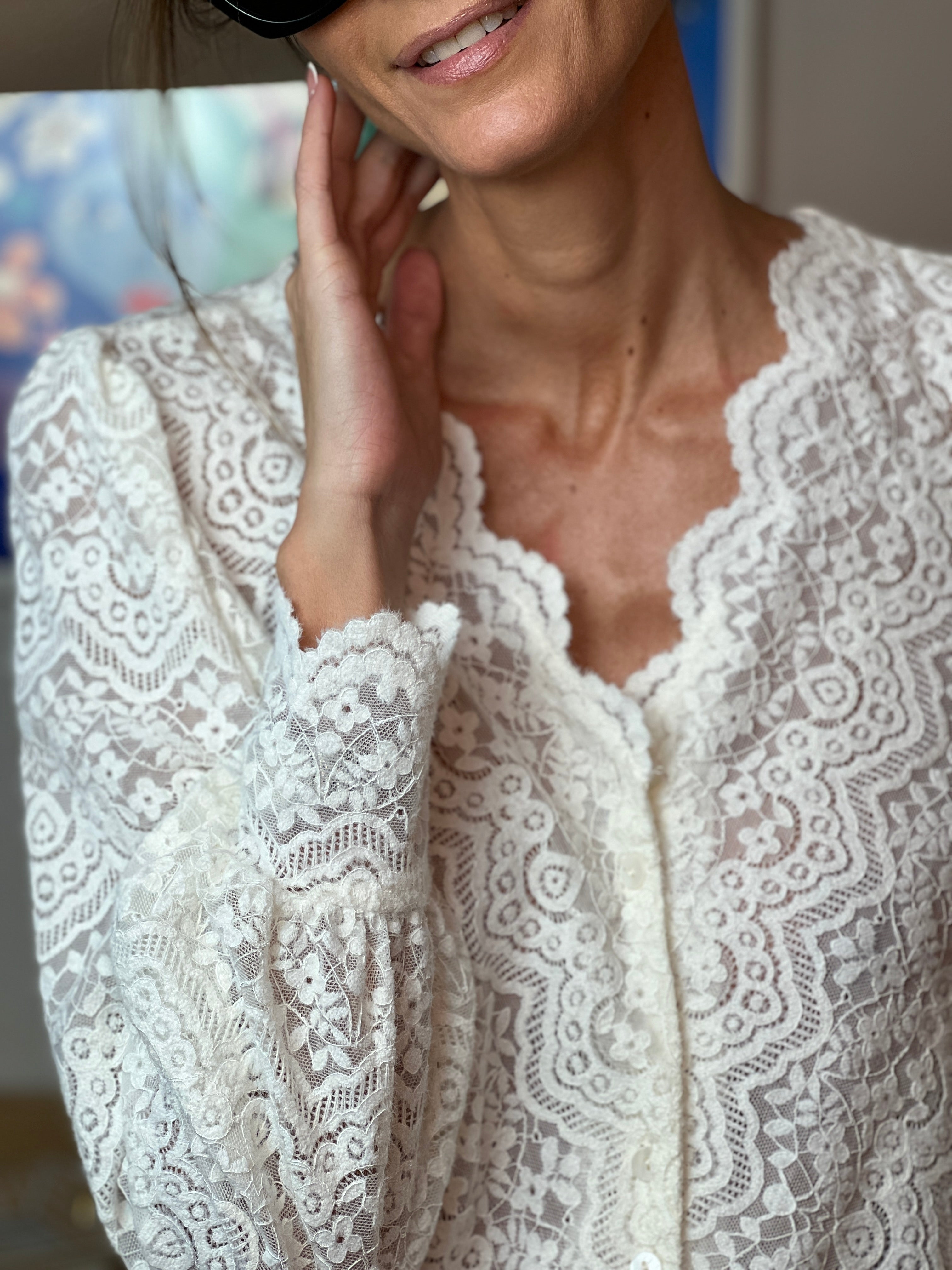 Hippoline – Elegante Spitzenbluse Bennet & Stone London